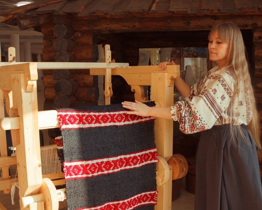 С помощью господдержки умелица-рукодельница Татьяна открыла в Хакасии ткацкую мастерскую
